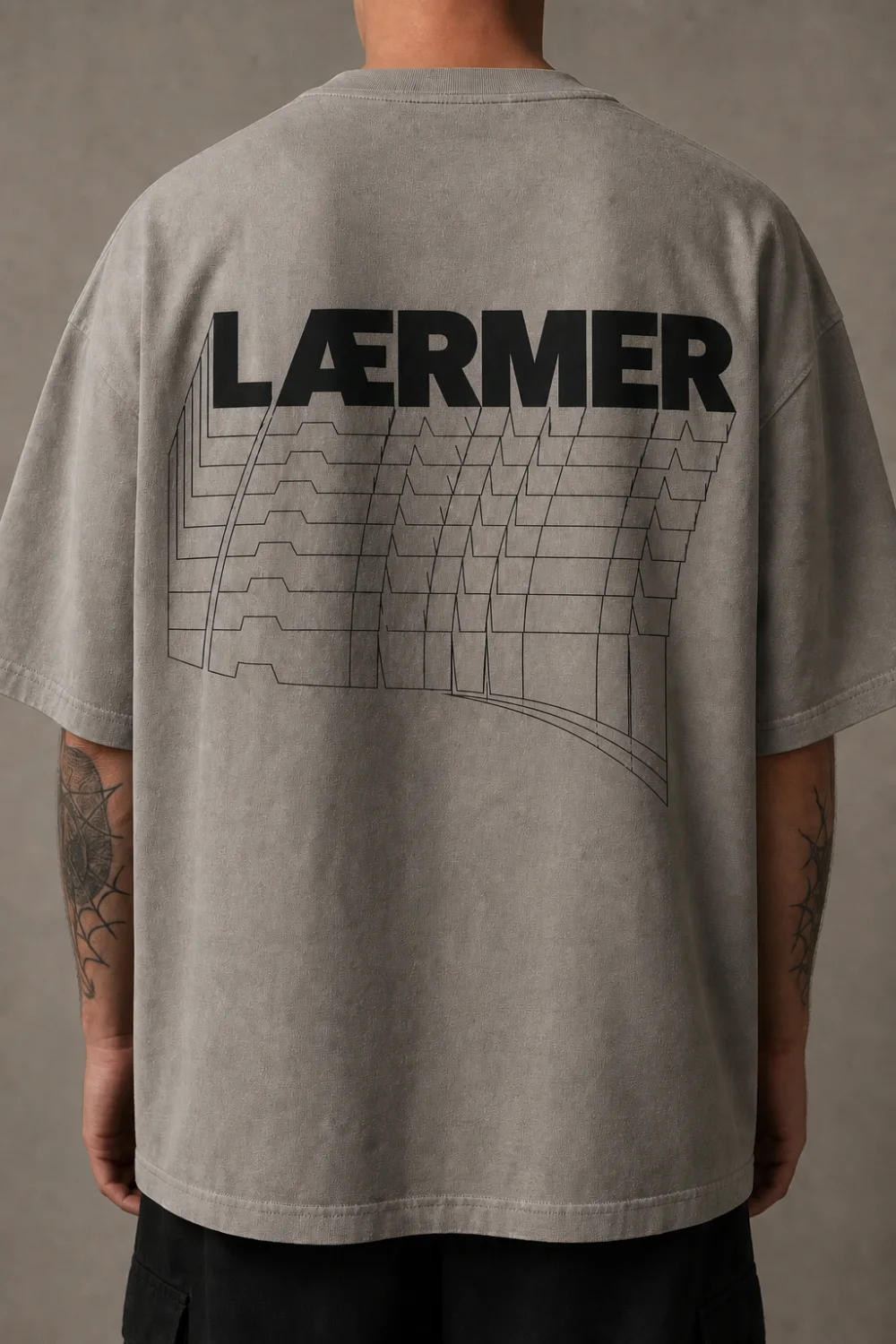 Steinfarbenes Oversize-Shirt mit grafischem LAERMER-Schriftzug auf dem Rücken